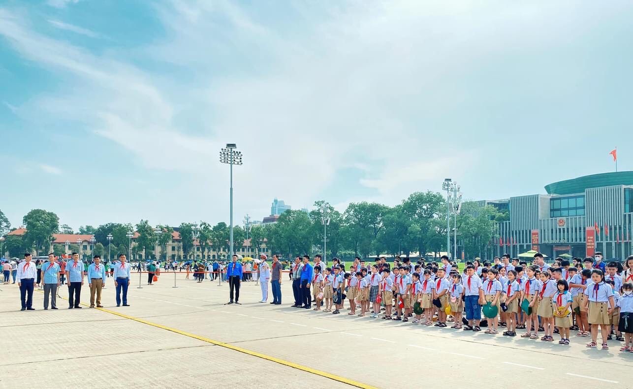 xã Đình Dù tổ chức Đại hội Đại biểu Cháu ngoan Bác Hồ năm 2023 và báo công dâng Bác tại Lăng Chủ tịch Hồ Chí Minh