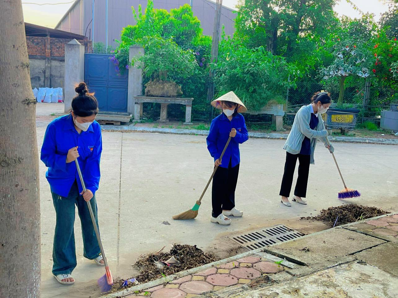 Dọn vệ sinh đường hàng cây thanh niên