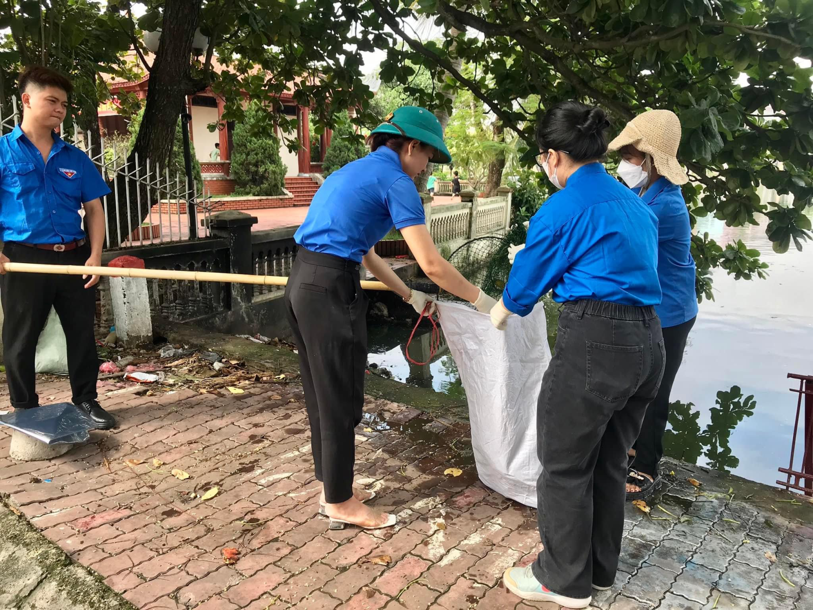 Dọn ao cá Bác Hồ