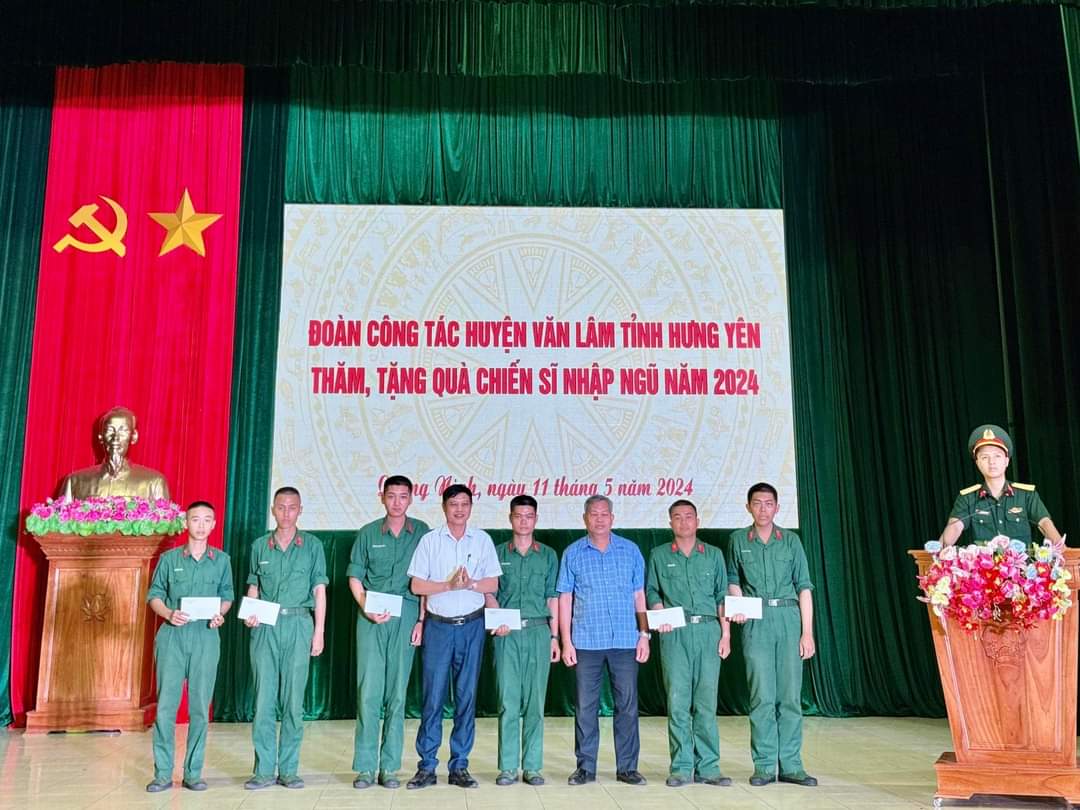 xã Đình Dù và gia đình đã thăm và động viên các chiến sĩ mới đang tham gia huấn luyện tại Quảng Ninh